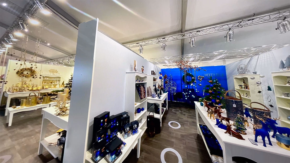 Ausstellungsfläche mit Weihnachtsdekoration und Wohnaccessoires in einem Showroom mit Regalen, Tischen und festlicher Gestaltung